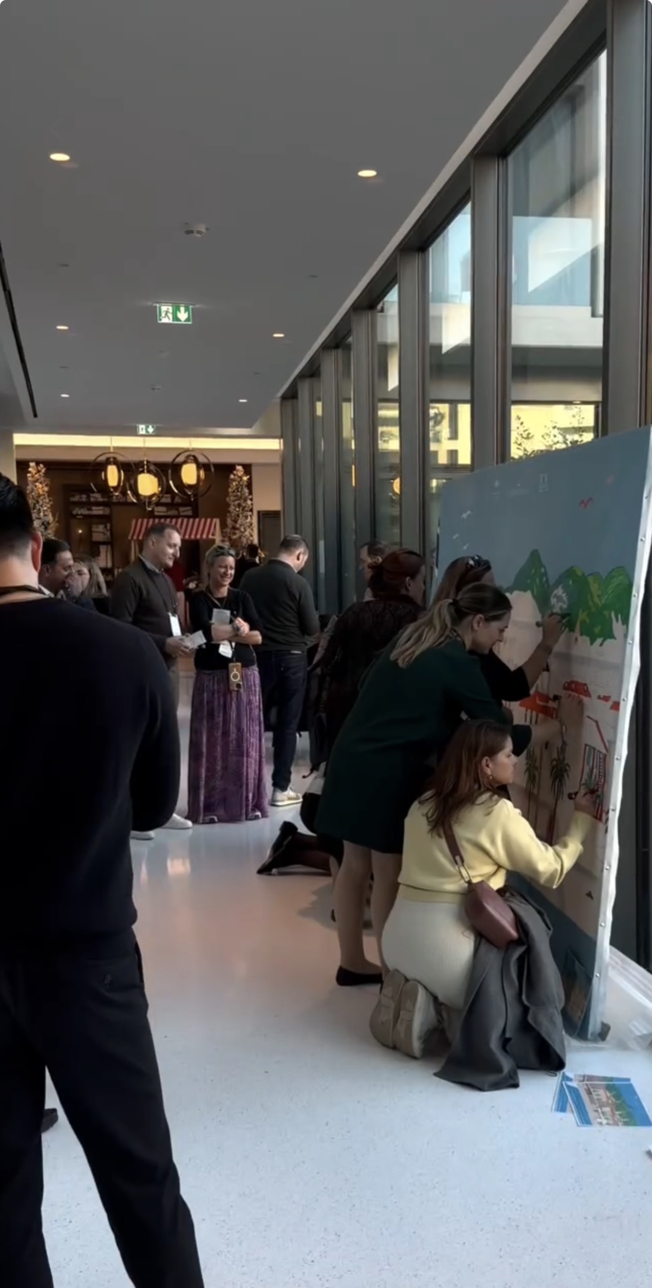 Œuvre collective peinte par les invités lors d'une fresque collaborative