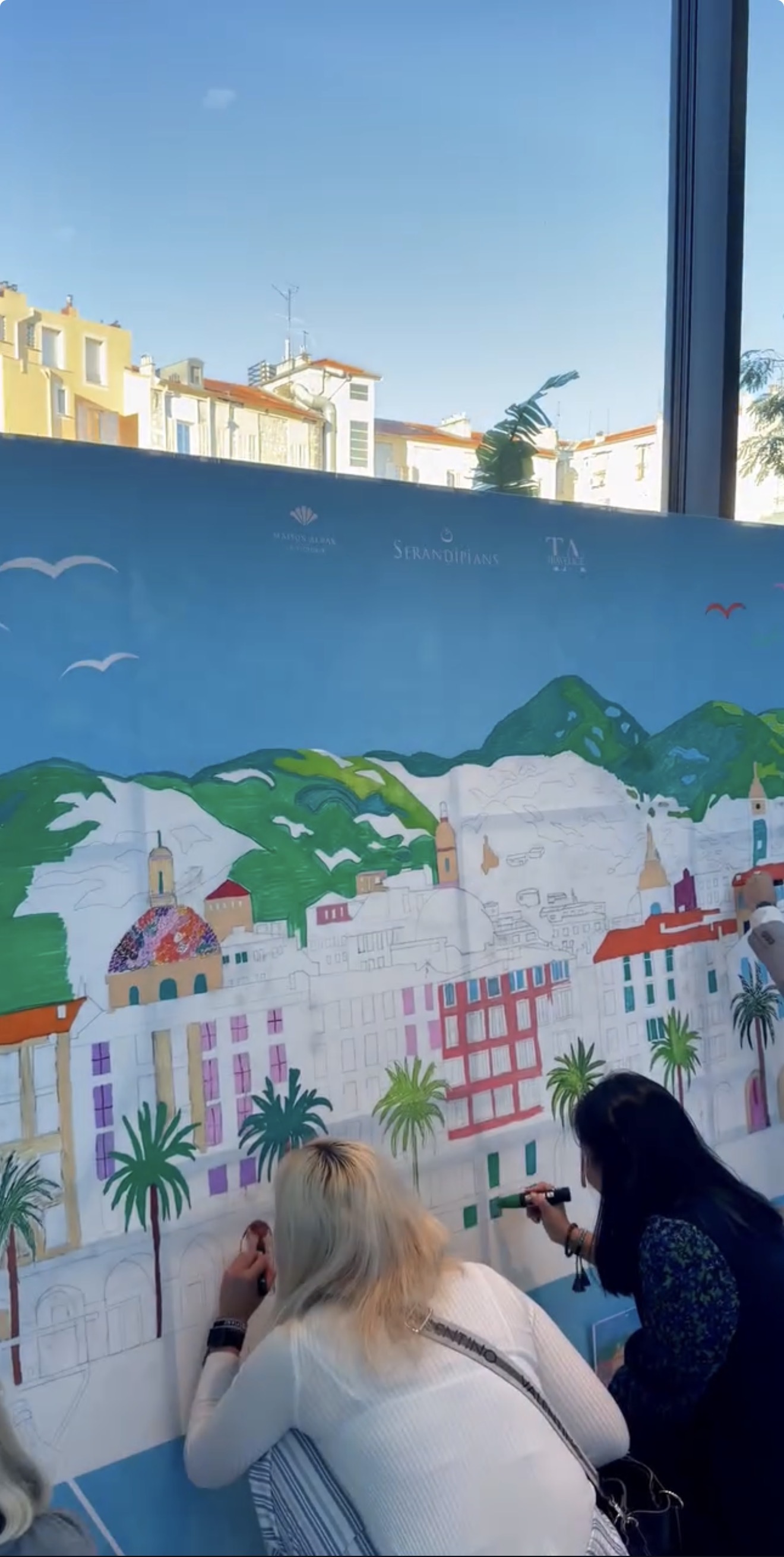 Invités peignant ensemble une fresque collaborative lors d'un événement